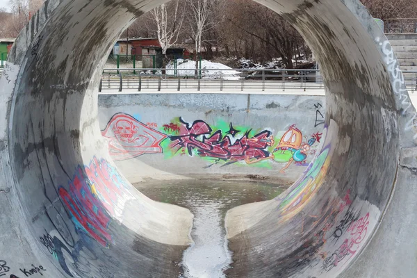 PERM, RUSSIA - APR,25, 2014: Round ramp and graffiti in playgrou — Stock Photo, Image