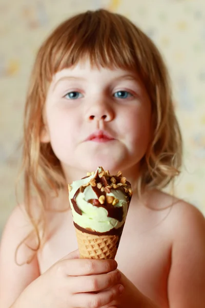 Piękna mała dziewczynka posiada lody. Płytkie dof. Skupić się na lodzie — Zdjęcie stockowe