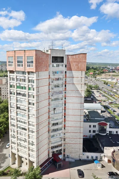 Perm, Russland - 25. Juni 2014: Wohnhaus in der Popovastraße — Stockfoto