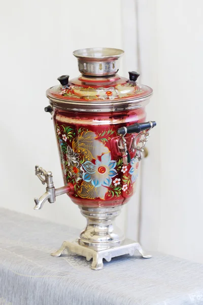 Hermoso samovar ruso rojo con flores pintadas, pétalos azules — Foto de Stock