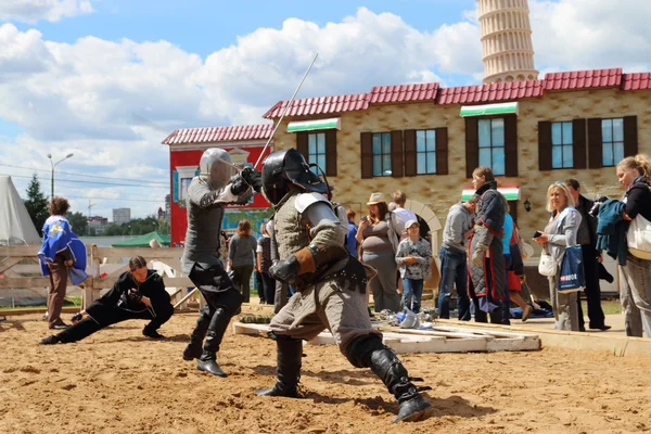 Dauerwelle, Russland - 25. Juni 2014: Zwei Schwertkämpfer kämpfen mit Schwertern — Stockfoto