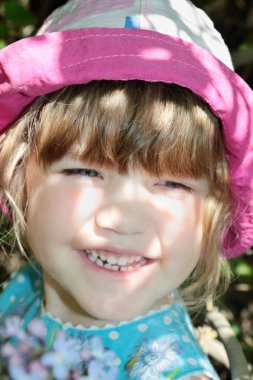 Portre sevimli mavi gözlü küçük kız mavi elbise ve panama SMIL