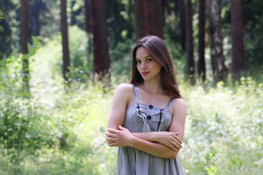 Güzel gülümseyen kız elbise ve b ile uzun saç yakın çekim