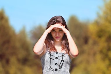 Elbiseli güzel kız anlamına gelir ve elini kameraya benziyor