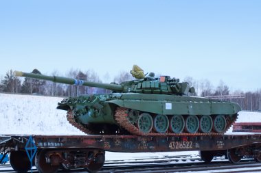 Perm, Rusya - 4 Aralık 2013: T-72b3 tren platformu. T-72b3 - R