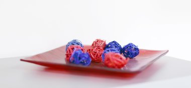 Kırmızı ve mavi hasır top gri tablo kare kırmızı cam tabakta