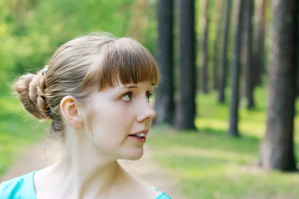 Rostro de mujer joven y bonita mirando hacia otro lado en el bosque de verano. Shallo. —  Fotos de Stock