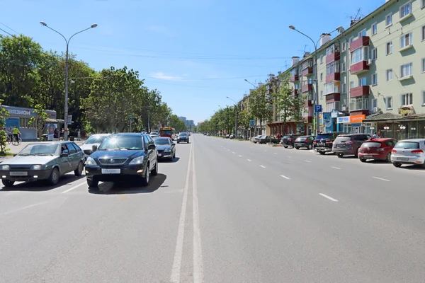 PERM, RUSSIA - JUN 6, 2013: Road of Lenin street. Length of Leni — Stock Photo, Image