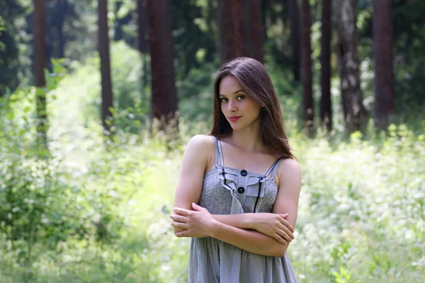 Nahaufnahme der schönen lächelnden Mädchen in Kleid und langen Haaren mit B — Stockfoto