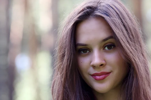 Close-up face of a beautiful smiling girl with shallow depth of — Stock Photo, Image