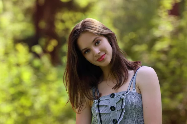 Primo piano di bella ragazza con labbra rosse e capelli lunghi, guardando t — Foto Stock