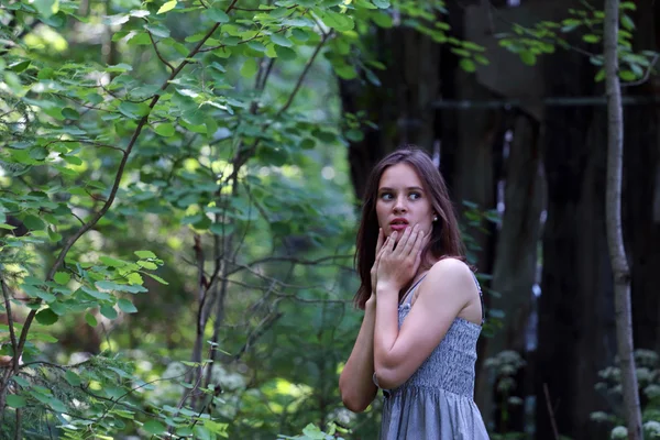 Bella ragazza in piedi vestito e guarda da parte sguardo spaventato — Foto Stock