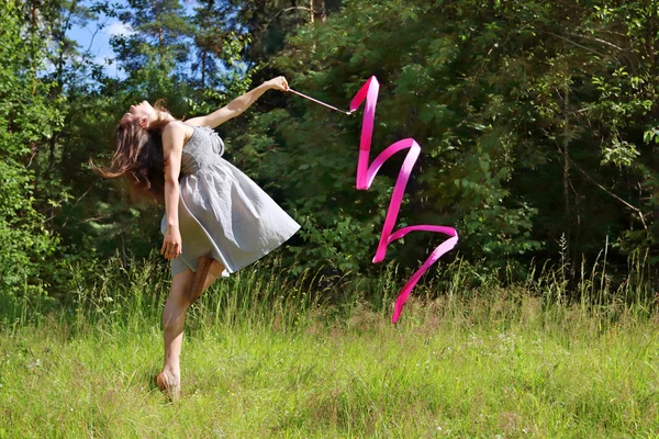 Menina bonita no vestido está envolvida em ginástica rítmica com r — Fotografia de Stock