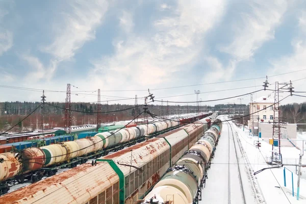 Viele lange Güterzüge am Bahnhof am Wintertag mit c — Stockfoto