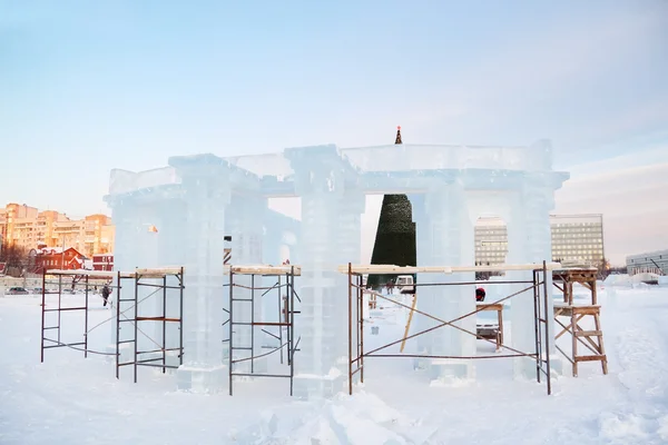 Construction of sculpture with columns in Ice town in Perm, Russ — Stock Photo, Image
