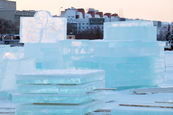 Molti mattoni blu ghiaccio e trasparenti sono preparati per la costruzione — Foto Stock