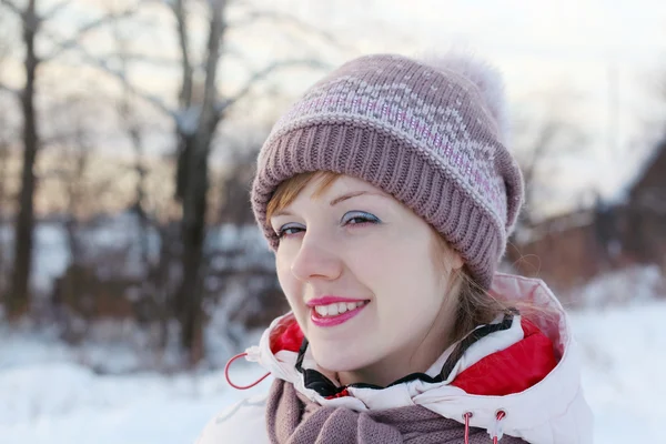 Portrét mladé šťastné ženy koukal na zimní den v vill — Stock fotografie