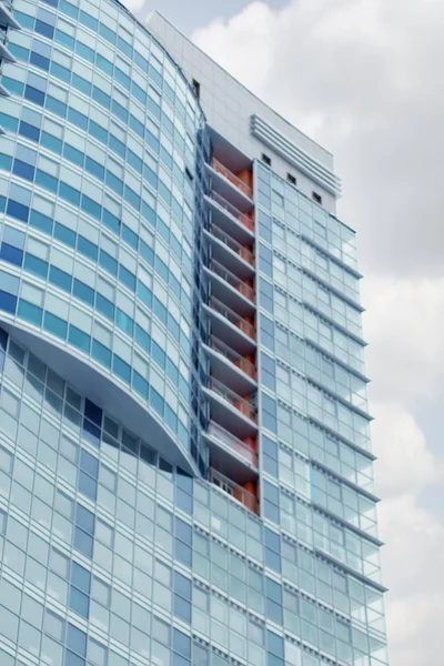 Часть нового высокого синего жилого здания в городе в пасмурный день — стоковое фото
