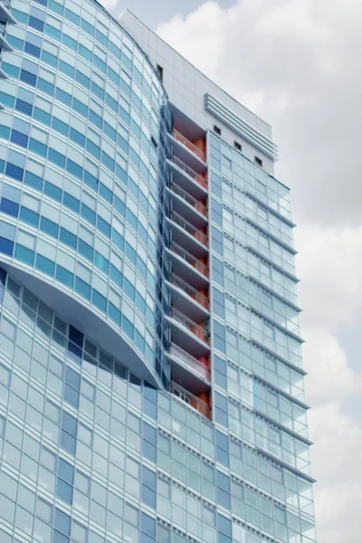 Deel van de nieuwe hoge blauwe woontoren in stad op bewolkte dag — Stockfoto