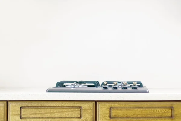 Nueva superficie de gas de cocina negro en la mesa de madera en blanco simple ki —  Fotos de Stock