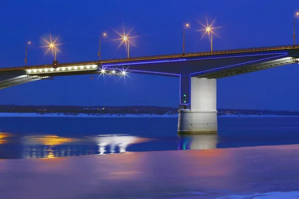 Parte de ponte com lanternas e reflexão em água de rio wi — Fotografia de Stock