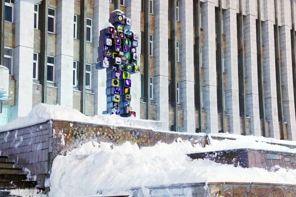 Dauerwelle, Russland - 11. Januar 2014: Skulptur des modernen Menschen in der Nähe der Verwaltung — Stockfoto