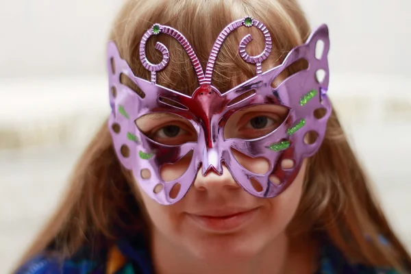 Mooie lachende vrouw in gekleurde jurk kijkt camera in viola da gamba Stockafbeelding