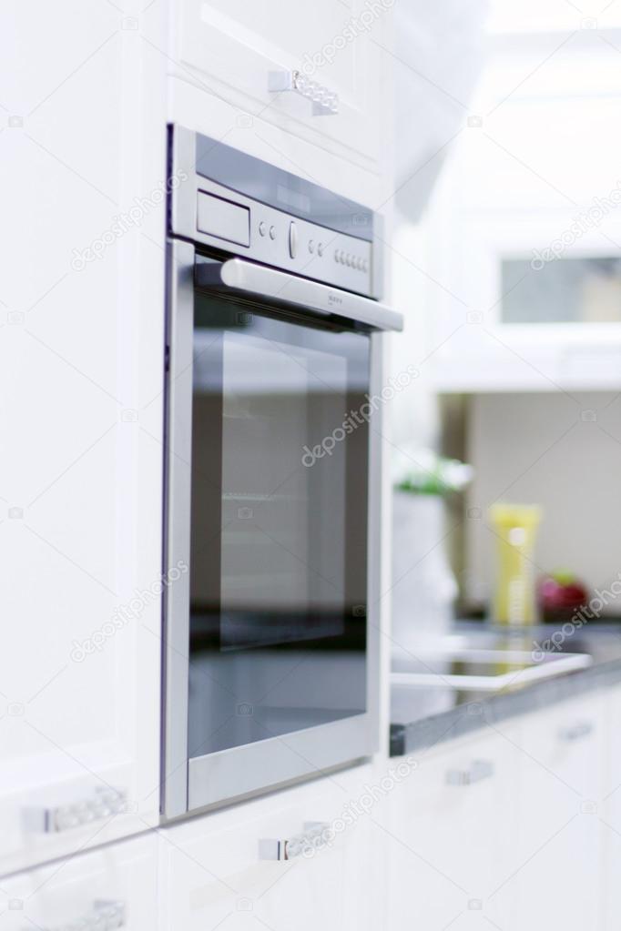 Forno da incasso nella nuova cucina moderna con mobili in legno ... Forno da incasso nella nuova cucina moderna con mobili in legno ...