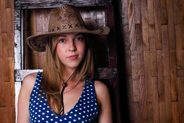 Красивая девушка с длинными светлыми волосами в ковбойской шляпе — стоковое фото