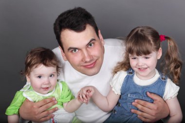 Küçük oğlu ve sevimli gülümseme ile genç mutlu baba