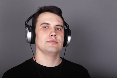 Güzel genç adam kulaklık ve siyah t-shirt