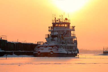 Köprü üzerinde donmuş nehir ve beyaz yolcu gemileri siste