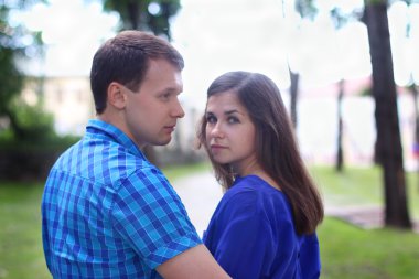 Genç güzel kadın ve mavili adam yaz yeşil park stand