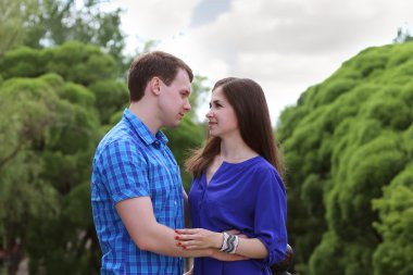 Erkek ve kadın birbirinize bakın ve park summe ellerini tutun