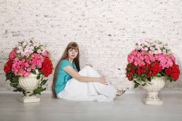 Empty room with white brick wall and beautiful flowers in pots — Stock Photo, Image