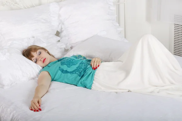 年轻漂亮的女人睡床上用白色亚麻布在卧室里 — 图库照片