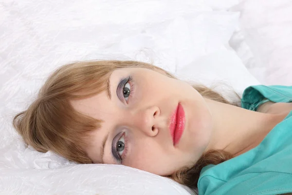 Close up vista da jovem bela mulher deitada na cama — Fotografia de Stock