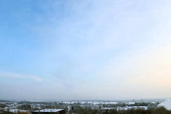 Großer Panoramablick auf Brücke über zugefrorenen Fluss — Stockfoto