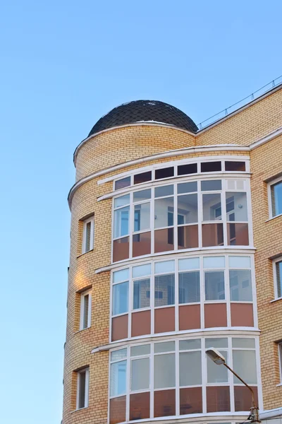 Kubbe çatı ve balkon binanın sarı tuğla içinde — Stok fotoğraf