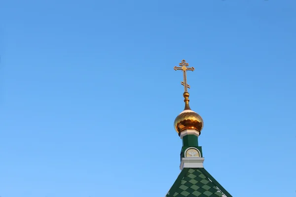 Cúpula con cruz en el techo de la Iglesia Ortodoxa en invierno día soleado — Foto de Stock