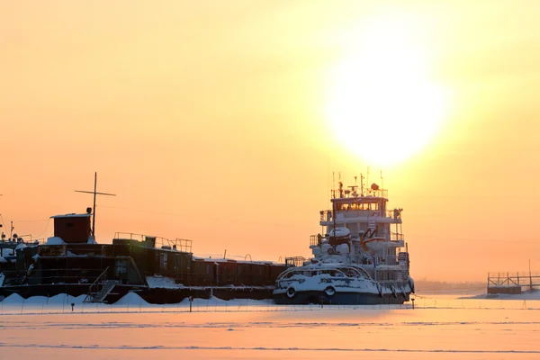 Bridge in fog over frozen river and passenger white ships — Stock Photo, Image