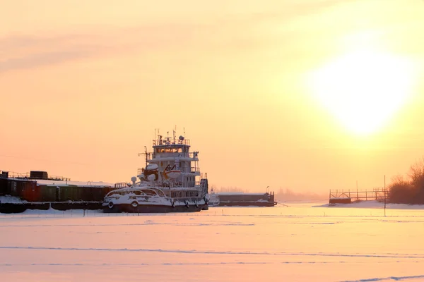 Ponte nella nebbia su navi bianche di fiume e passeggeri ghiacciate — Foto Stock