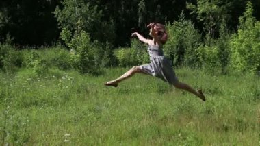 Güzel kız incelikle çimenlerin üzerinde yaz gününde atlar.