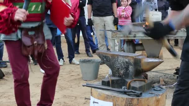 Περμ, Ρωσία-Ιούνιος 12, 2014: ο σιδεράς χτυπάει με σφυριά στο Διεθνές Φεστιβάλ σαρόνγκ. — Αρχείο Βίντεο