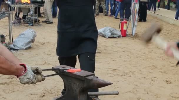 Perm, Rusland-jun 12, 2014: deelnemers van blacksmiths competitie werk op internationaal festival Svarog Crucible — Stockvideo