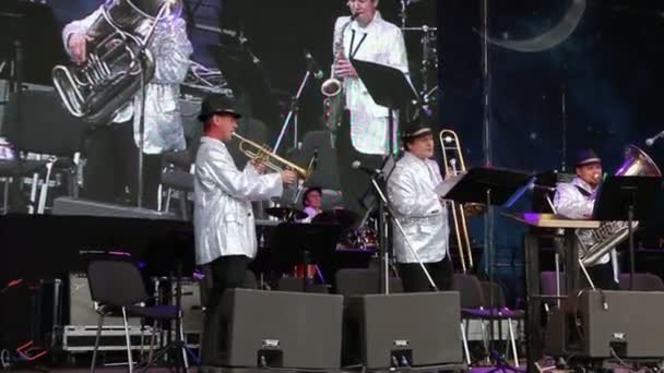 PERM, RUSIA - 12 de junio de 2014: La banda rusa toca música en el escenario del White Nights Festival — Vídeo de stock