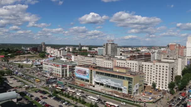 PERM, RUSIA - 12 DE JUN DE 2014: Calle Popova y centro comercial en construcción. Centro comercial Iceberg Crystal debe estar listo para diciembre 2014 — Vídeos de Stock