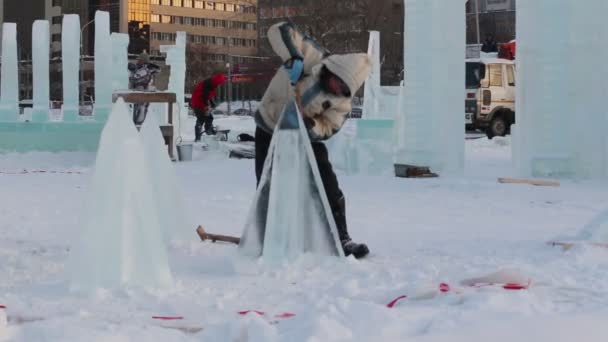 Perm, Rusland-dec 17, 2013: mannen maken ijssculpturen voor ijsstad — Stockvideo