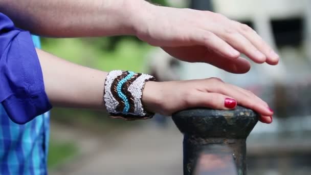 Az ember kezét kiterjed a nő kezét nyugszik Kovácsoltvas korlát — Stock videók