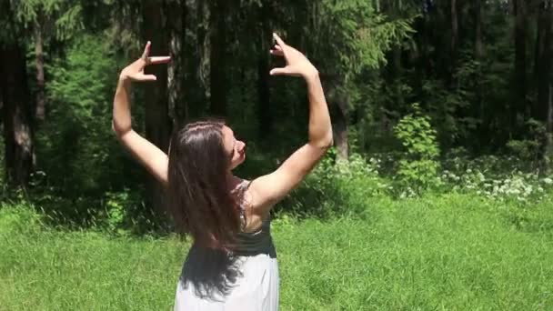 Menina feliz bonita em danças vestido cinza na floresta de verão — Vídeo de Stock